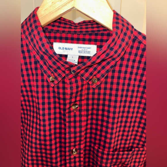 Old Navy everyday shirt, built-in flex, size large. Slim fit. - Picture 2 of 2